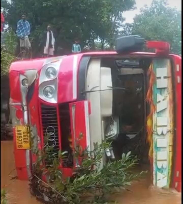 Kanker  में यात्री बस दुर्घटनाग्रस्त, कंडक्टर की मौत, यात्रियों के फंसे होने की आशंका