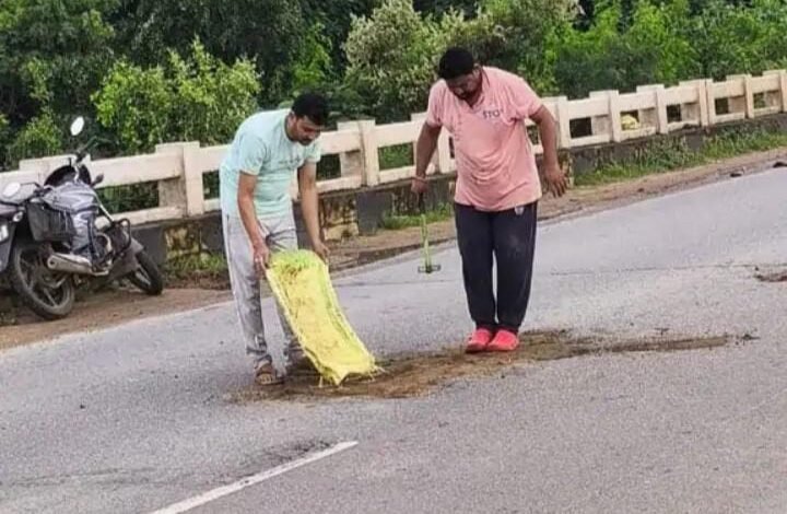 NH-30 पर गड्ढों से बढ़ी दुर्घटनाओं की आशंका: बाइक सवारों को हो रही परेशानी, सामाजिक संगठन ने संभाला मरम्मत का जिम्मा