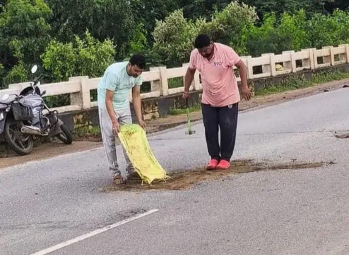 NH-30 पर गड्ढों से बढ़ी दुर्घटनाओं की आशंका: बाइक सवारों को हो रही परेशानी, सामाजिक संगठन ने संभाला मरम्मत का जिम्मा