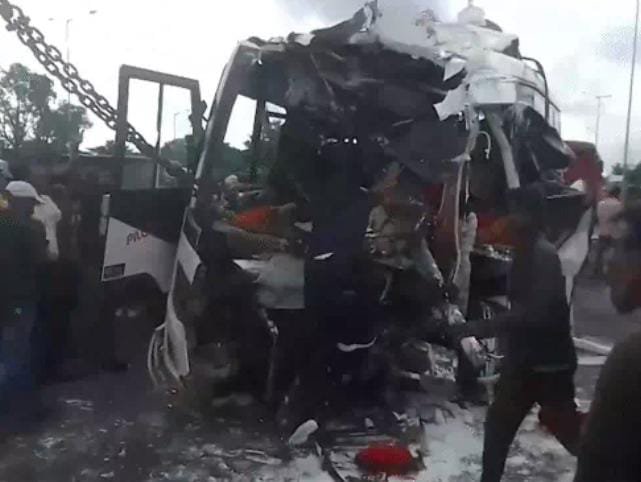 West Bengal  के पूरबा बर्धमान में तीर्थयात्रियों की बस दुर्घटना: 10 की मौत, 35 घायल