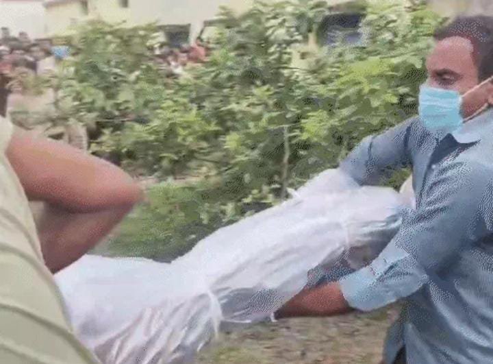 छात्र का सड़ा हुआ शव बंद स्कूल में मिला, हत्या की आशंका