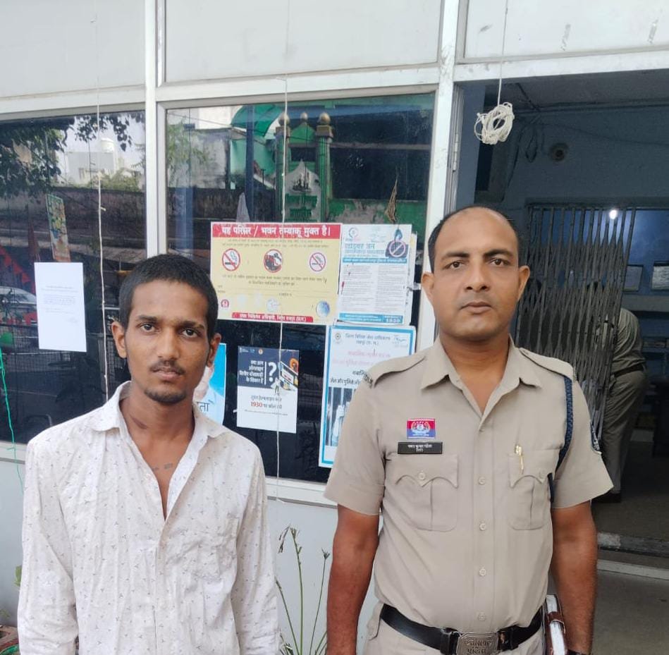 चाकूबाज बदमाश गिरफ्तार, अवैध चाकू जब्त