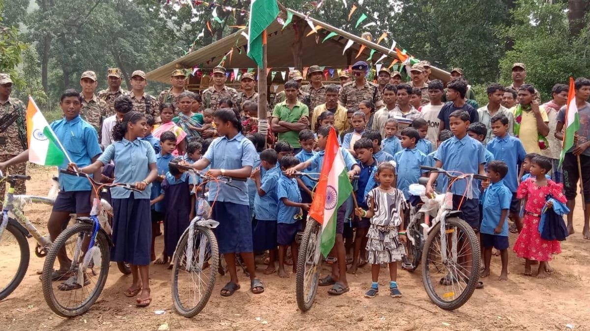 Naxal प्रभावित गांवों में पहली बार तिरंगा लहराया, गूंजे भारत माता के नारे