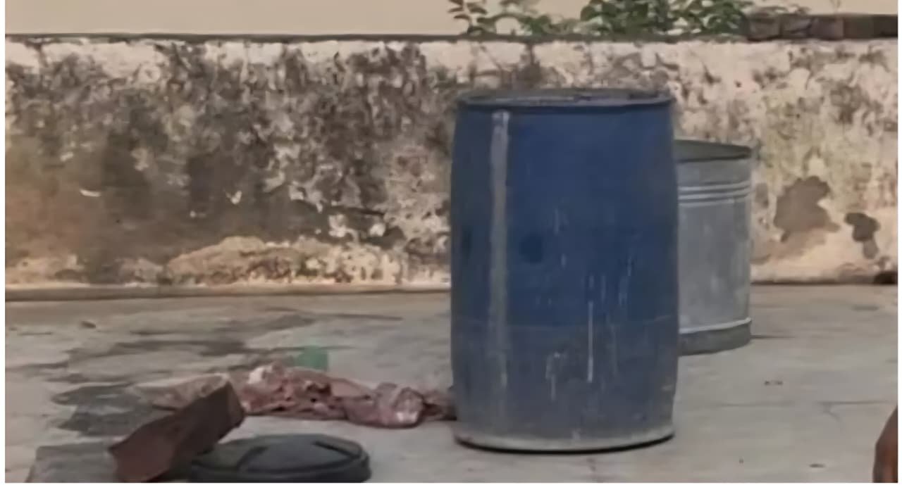 Rajasthan : मकान की छत पर ड्रम में मिला युवक का शव, पत्नी और तीन बच्चे गायब