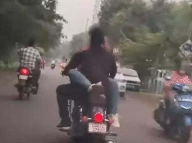 दुर्ग में मोटरसाइकिल पर रोमांटिक हरकत का वीडियो वायरल, पुलिस सतर्क
