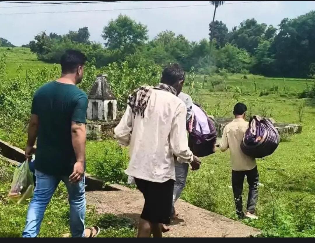 Khairagarh शव वाहन नहीं मिला, पिता को गोद में मासूम का शव लेकर बस से सफर करना पड़ा