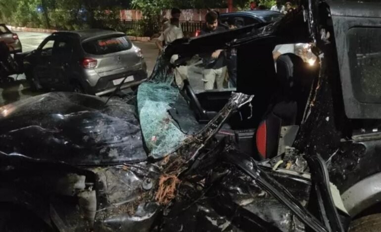 Raipur के V I P रोड पर तेज रफ्तार Thar डिवाइडर व पेड़ से टकराई, दो की हालत गंभीर