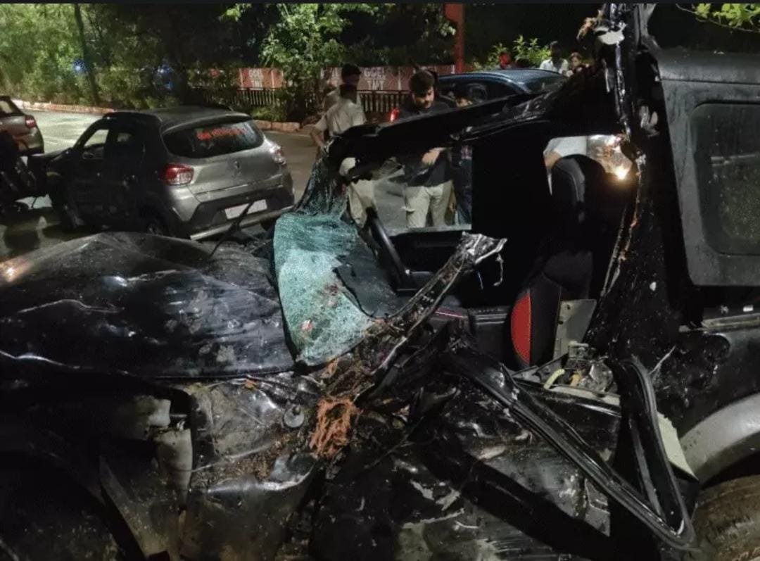 Raipur के V I P रोड पर तेज रफ्तार Thar डिवाइडर व पेड़ से टकराई, दो की हालत गंभीर