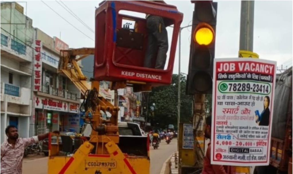 Traffic सिग्नल बंद होने पर Traffic police ने की कार्रवाई, चालू किया गया सिग्नल