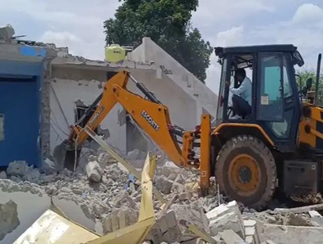 Chhattisgarh  के बिलासपुर में अवैध चर्च पर चला प्रशासन का बुलडोजर