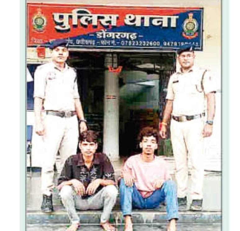 चाकू दिखाकर धमकाने पर दो आरोपी गिरफ्तार
