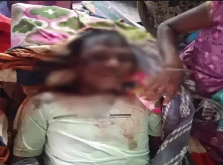 Chhattisgarh के कोकर जिले में स्कूल परिसर में नक्सलियों ने बैनर लगाकर की हत्या