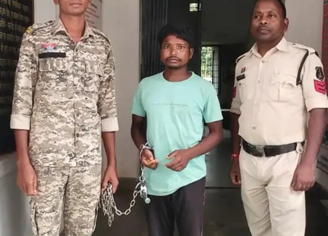 Balrampur में पति का खौफनाक हमला: पत्नी के चरित्र पर शक, सड़क पर दौड़ा-दौड़ाकर छुरी से गोदा