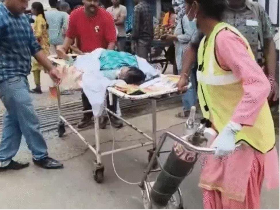 Ambikapur Medical College  में लापरवाही का मामला: सड़क पार करवाकर मरीज को पहुंचाया अस्पताल