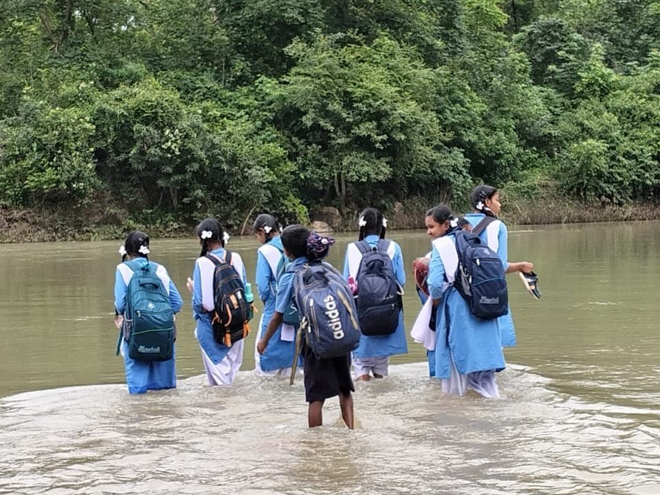 Durg शिक्षा की राह में खतरा: पुल के अभाव में रोज़ नाले को पार करते मासूम बच्चे