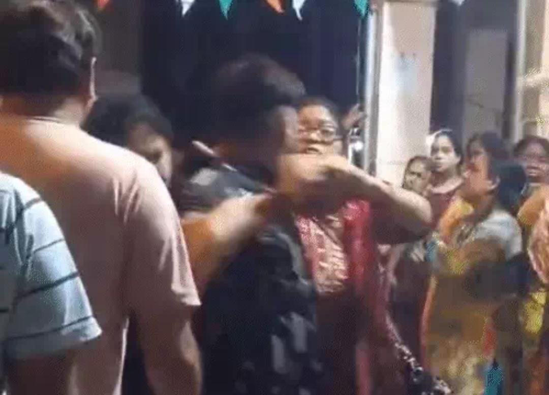 Raipur:गणेश पंडाल में साउंड बॉक्स को लेकर बवाल, महिलाओं के बीच मारपीट; युवक ने महिला को थप्पड़ मारकर गिरा दिया।