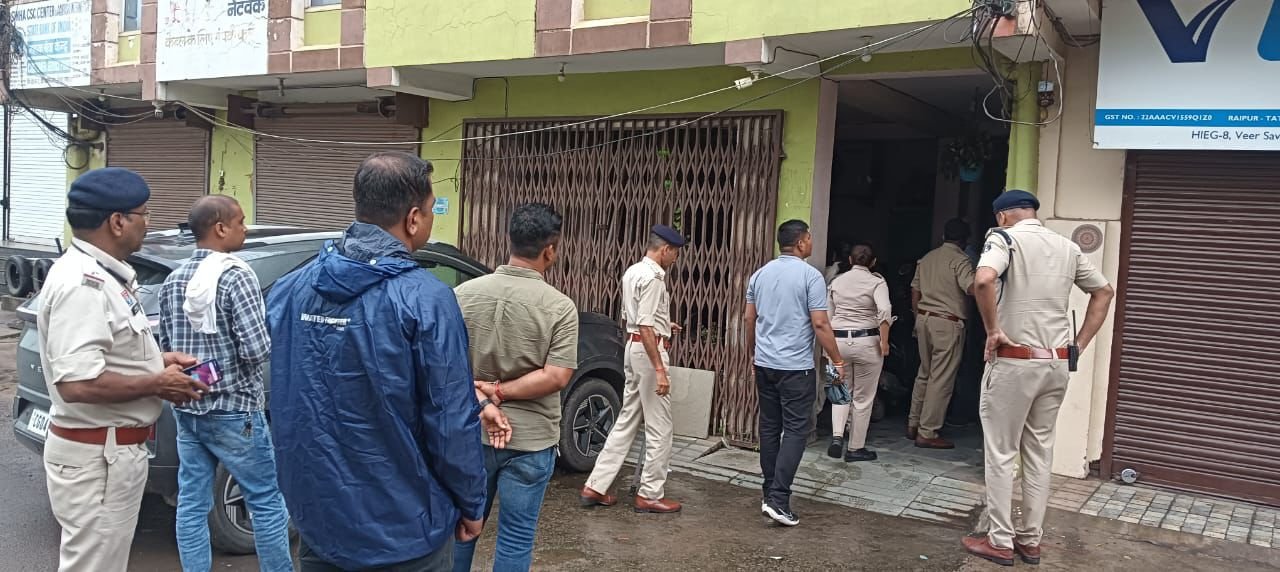 Raipur पुलिस की कबीर नगर में बड़ी छापेमारी: एक आरोपी गिरफ्तार, 20 से अधिक के खिलाफ कार्रवाई