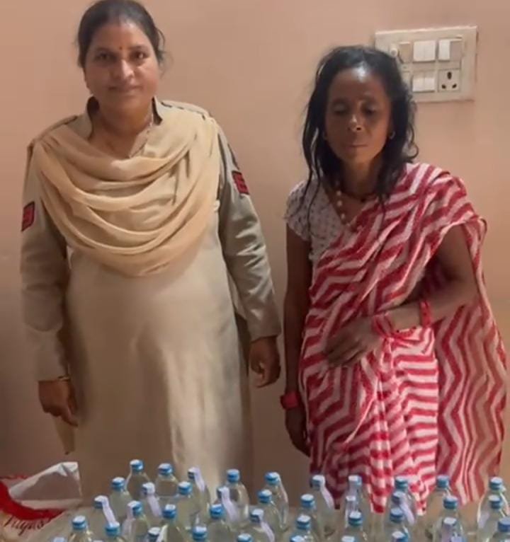 अवैध शराब के साथ महिला आरोपी गिरफ्तार