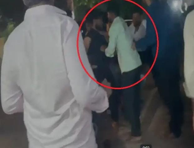 Raipur में युवक पर सामूहिक हमला: पुरानी दुश्मनी बनी वजह, पुलिस में शिकायत दर्ज नहीं