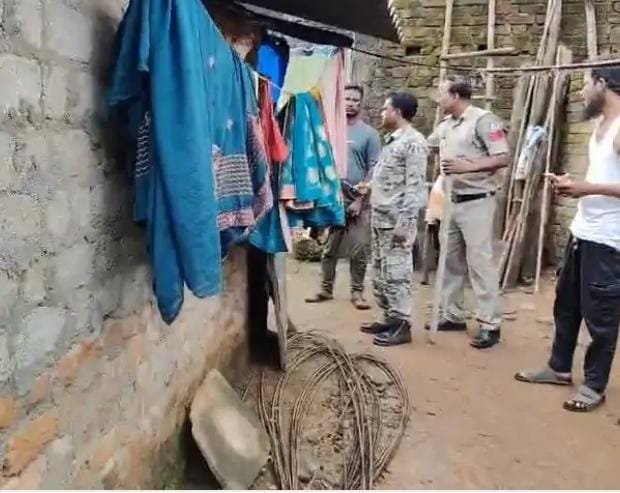 Chhattisgarh के Jashpur में बेटे ने की मां की निर्मम हत्या, कुल्हाड़ी से काटकर शव के किए टुकड़े