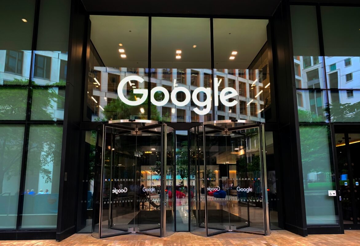 AI धोखाधड़ी के कारण Google ने फिर से शुरू किए इन-पर्सन इंटरव्यू