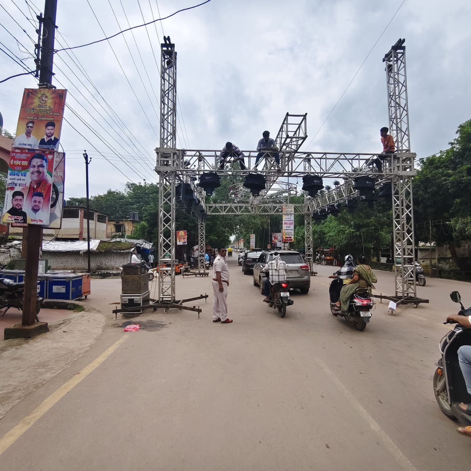 सुराना कॉलेज चौराहे पर अवैध लाइटिंग ट्रस्ट सेटअप जब्त, दो के खिलाफ कार्रवाई