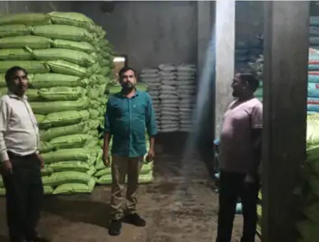Balarmpur में अवैध उर्वरक के खिलाफ बड़ी कार्रवाई: टिकिडिरी गांव में 100 बोरी अवैध यूरिया जब्त