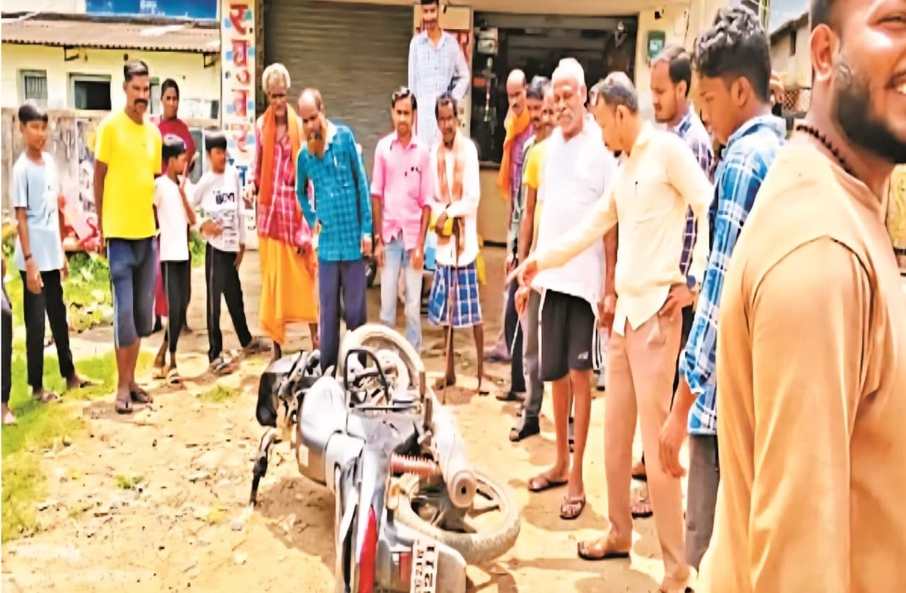 Gariyaband : नागराज निकला Bike से, युवक कूदकर बचा