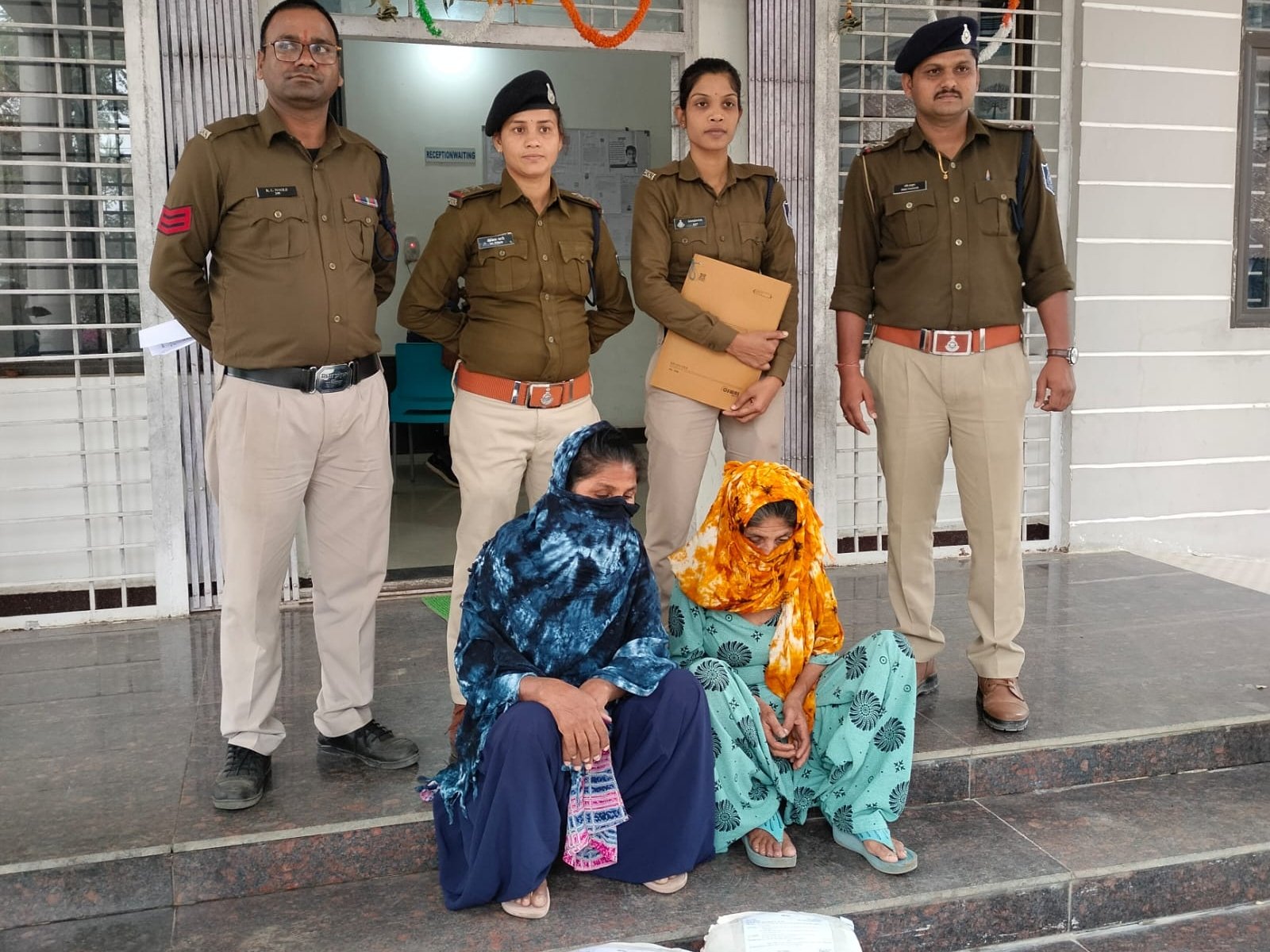 Police की बड़ी कार्रवाई: दो महिला तस्करों से Ganja बरामद