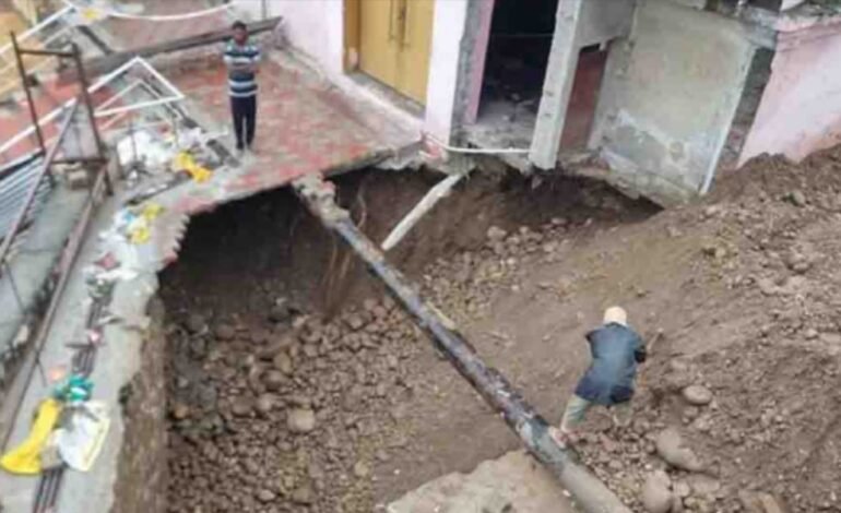 Jammu Kashmir: प्रशासन की लापरवाही से मंदिर पर मलबे का खतरा, स्थानीय लोग नाराज