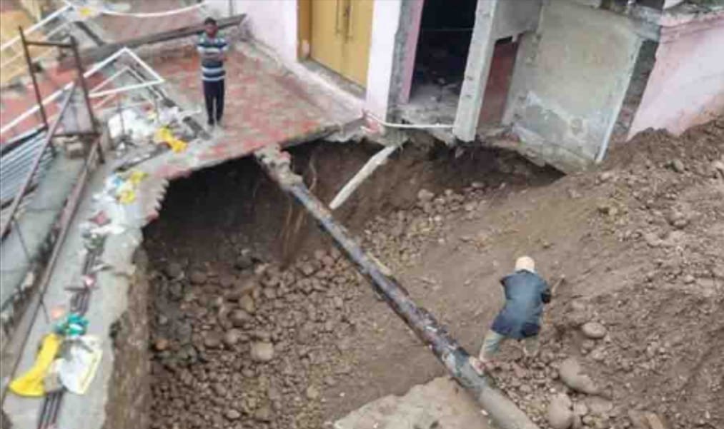 Jammu Kashmir: प्रशासन की लापरवाही से मंदिर पर मलबे का खतरा, स्थानीय लोग नाराज