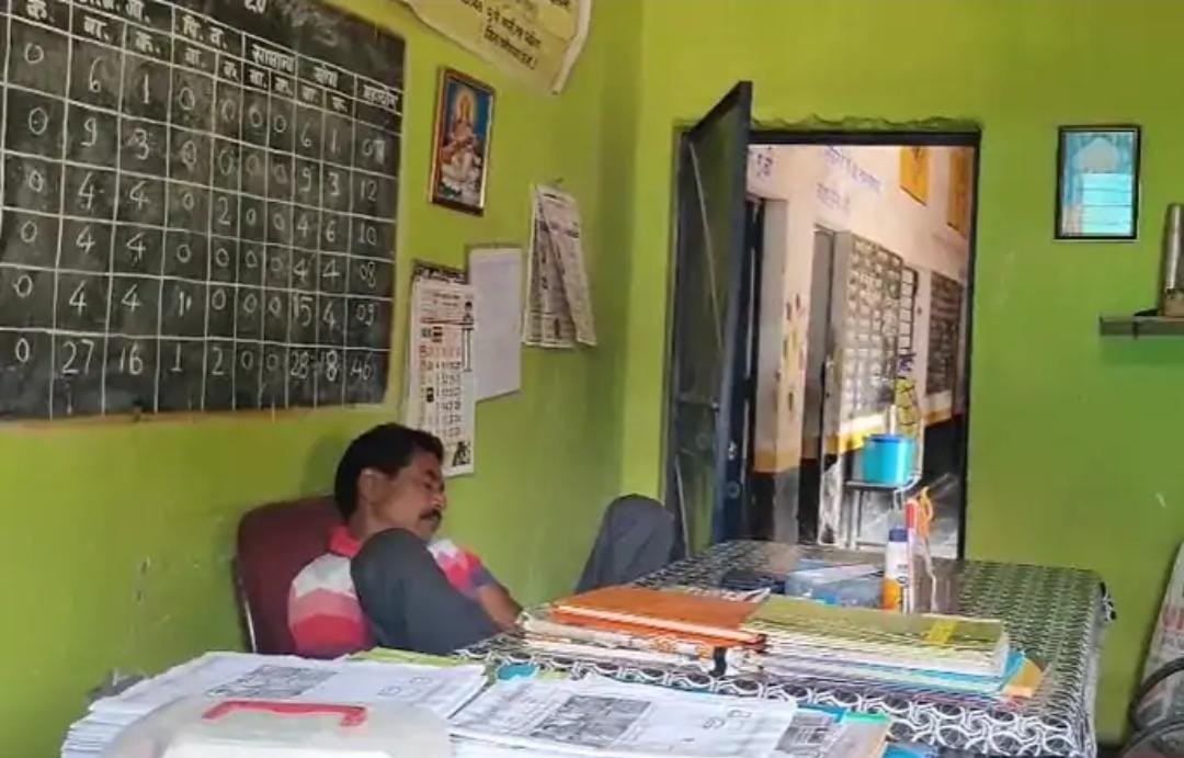 Korba नशे में धुत हेडमास्टर का वीडियो Viral बच्चों की पढ़ाई पर खतरा
