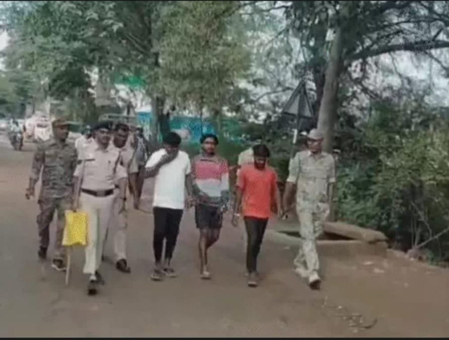  Kawardha में मामूली टक्कर पर युवक की बेरहमी से पिटाई, तीन आरोपी गिरफ्तार, पुलिस ने निकाला जुलूस