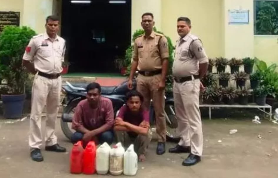 Raigarh में शराब तस्करी पर Police की बड़ी कार्रवाई, दो युवक गिरफ्तार