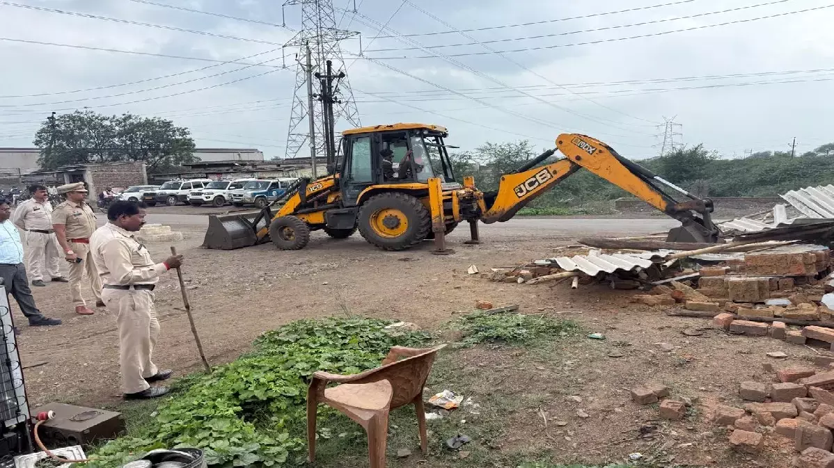 Raipur में गांजा Gang तस्करों पर बड़ी कार्रवाई: 15 ठिकाने, 60 माफिया गिरफ्तार