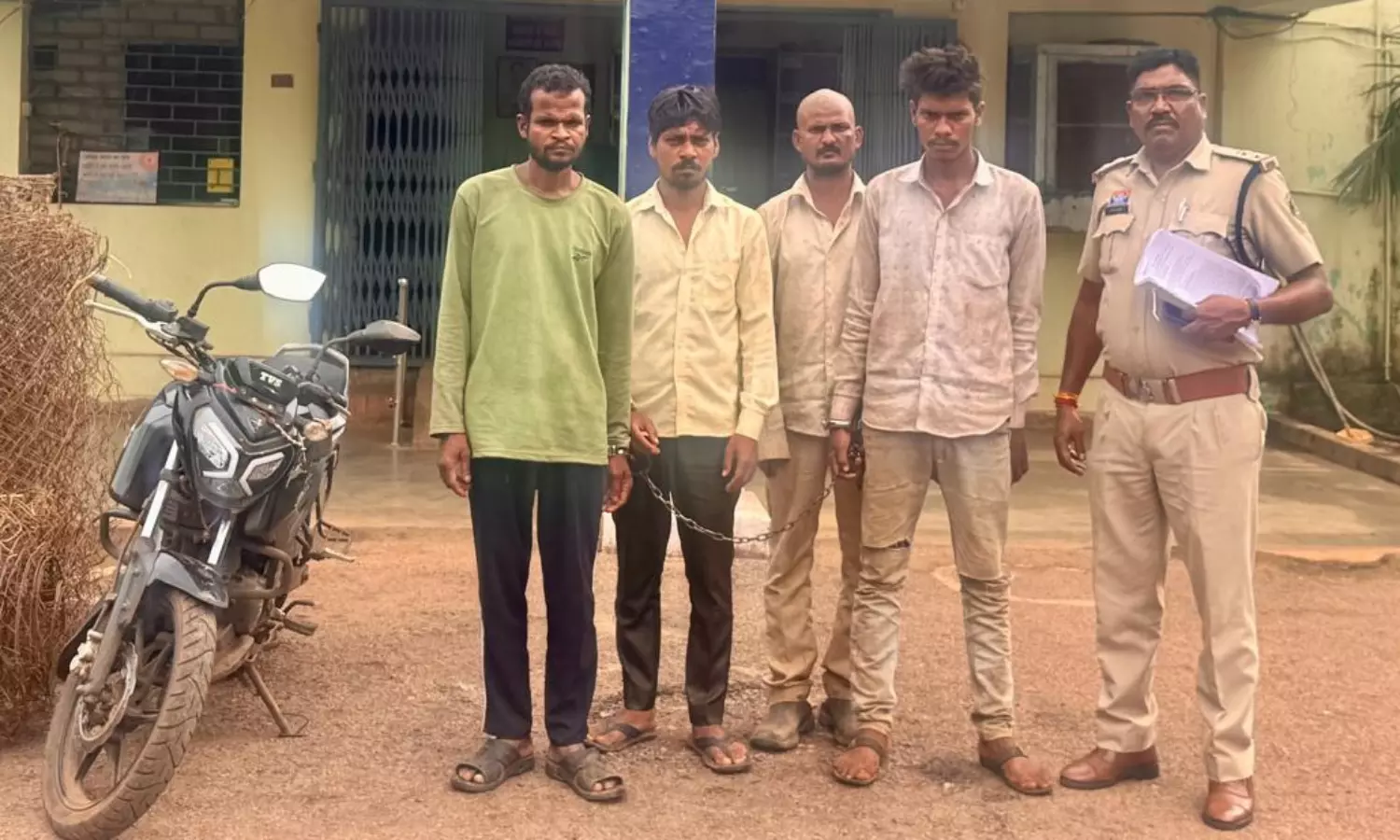 Raipur में किसान की लोहे जलाई तार चोरी करने वाले 04 आरोपियों को पुलिस ने गिरफ्तार किया