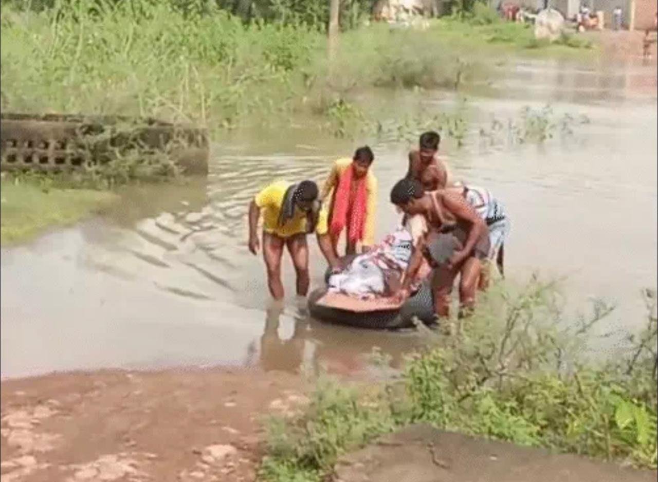 tube flywood के सहारे नाला पार कर शव ले जाना पड़ा, अधूरी पुलिया बनी बड़ी परेशानी