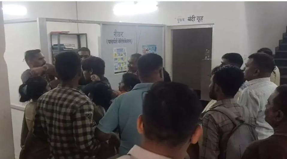 Family Court में खूनी झड़प: तलाक के केस में पहुंचे दो पुलिसकर्मियों ने एक-दूसरे पर किया हमला, थाने में भी मचाया हंगामा