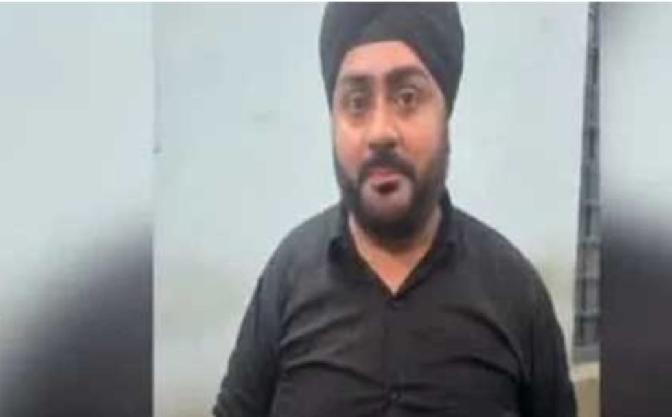 Night Party में तेलीबांधा पुलिस की रेड, हुक्का पॉट और विदेशी शराब की बोतलें जब्त