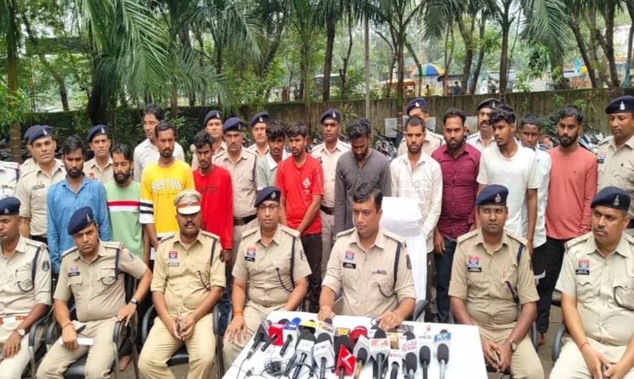 Raigarh Police की बड़ी कार्रवाई: बाइक चोर गिरोह का भंडाफोड़, 18 गिरफ्तार, 52 मोटरसाइकिलें बरामद