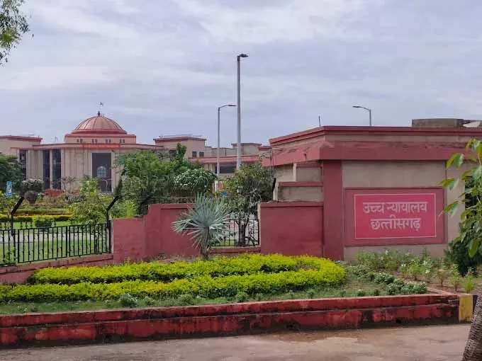छत्तीसगढ़ High Court का ऐतिहासिक फैसला: कर्मचारी पर नहीं डाला जा सकता अतिरिक्त वेतन वसूली का बोझ
