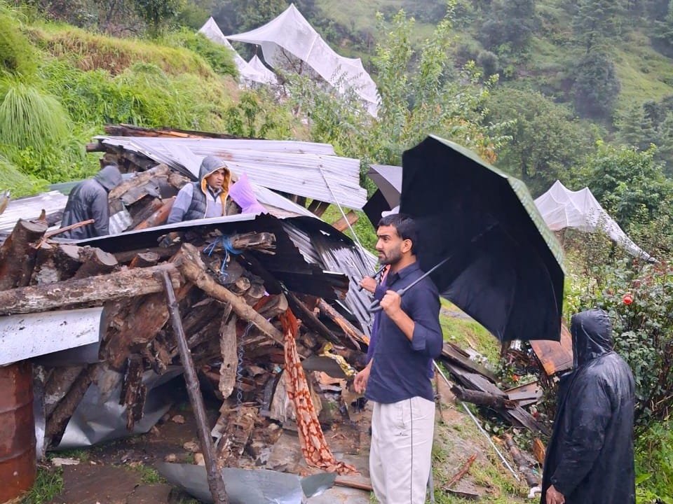 Himanchal में लगातार बारिश से तबाही, लैंडस्लाइड में बाप-बेटी समेत चार की मौत