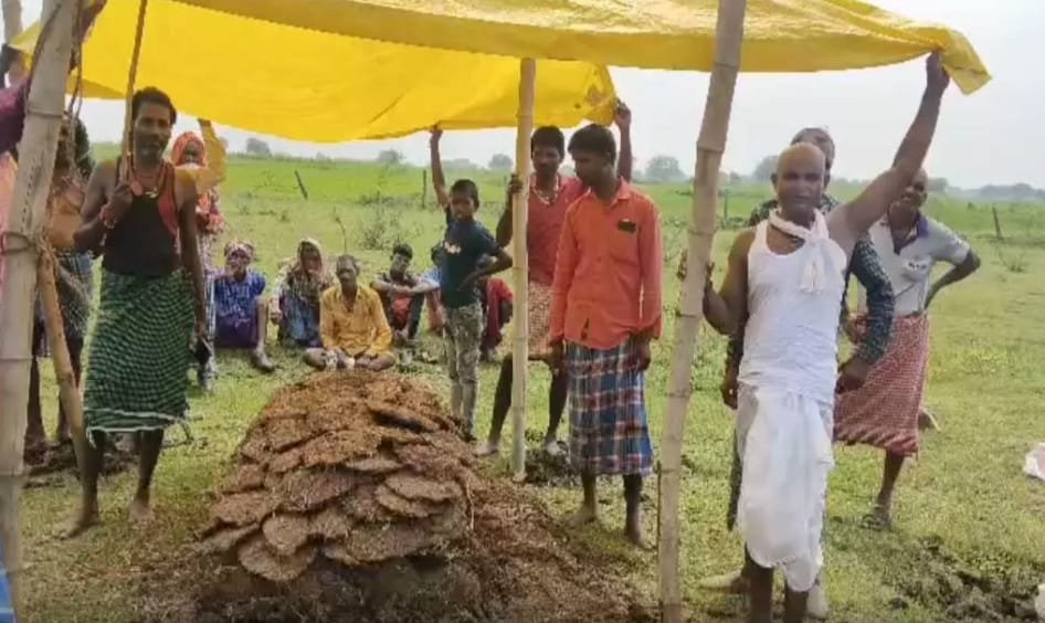 Chhattisgarh श्मशान घाट में शेड का अभाव, बारिश में तिरपाल के सहारे हुआ बुजुर्ग महिला का अंतिम संस्कार
