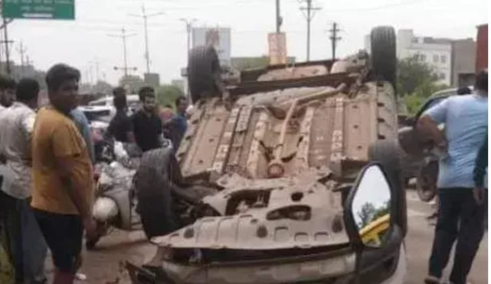 Raipur माना में BJP दफ्तर के सामने भयंकर सड़क हादसा, तेज रफ्तार कार और Bike की जोरदार टक्कर में एक युवती और दो युवक घायल