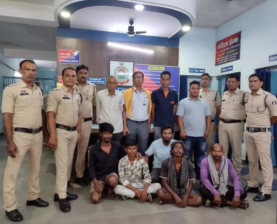 Raigarh पुलिस ने गली-मोहल्लों में चलाया छापेमारी अभियान, 10 वारंटी गिरफ्तार