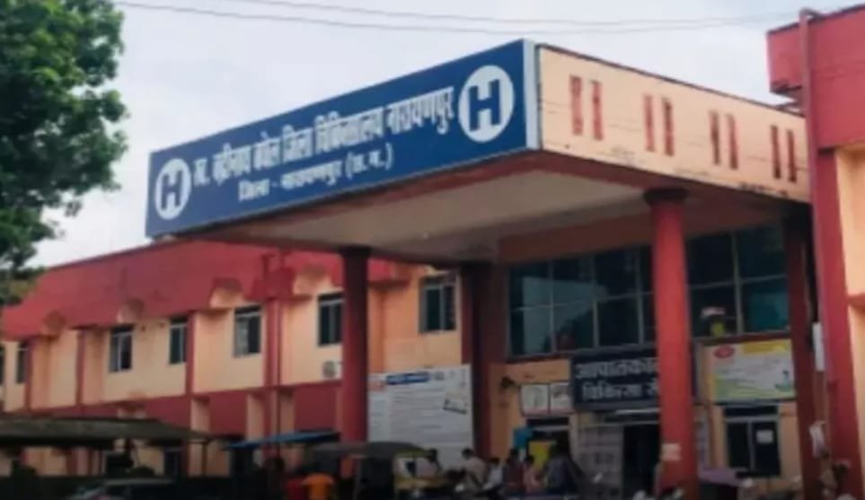 झोलाछाप Doctor की गलत सलाह से मरीज की जान पर बनी आफत: गुप्तांग में अंगूठी फंसने से सूजन, एक सप्ताह तक दर्द की मार