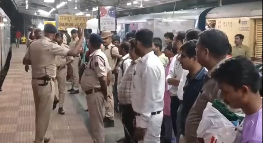 Raipur Railway Station देर रात बम की अफवाह से हड़कंप, जांच के बाद राहत