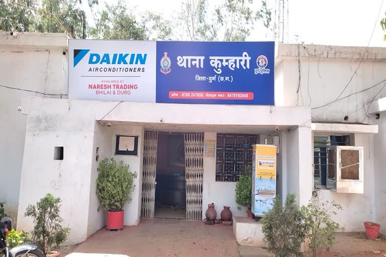 Bhilai ब्रेकिंग: टायर फटने से केमिकल लोडेड मिनी Truck पलटा, सड़क पर भारी जाम और रहवासियों में दहशत