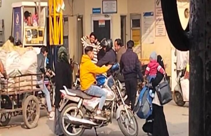 Helmet किराए पर लेकर Petrol भरवा रहे लोग