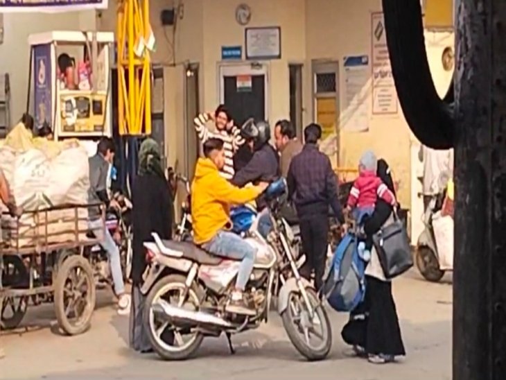 Helmet किराए पर लेकर Petrol भरवा रहे लोग